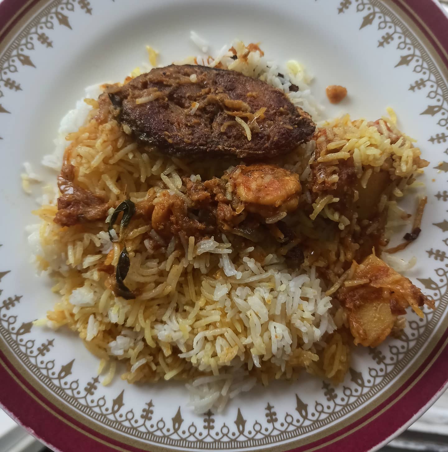 Adding isan (dried fish for essence) to our vegetables wasn’t enough, and so we threw in fish in our Biryani too! That’s a Kokani Muslim household for ya.
.
Had this delicious Surmai Biryani for lunch…