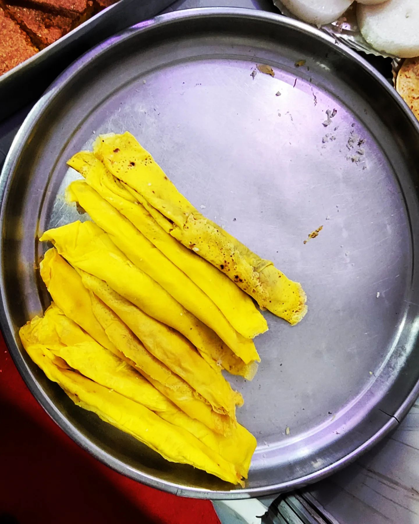 Had “Pelwa” for the first time in my life.

It’s a Kokni dessert, basically a rice flour crepe with grated coconut  and jaggery.

#pelve #kokni #koknifood #konkani #konkanifood #coconut #koknimuslim #…